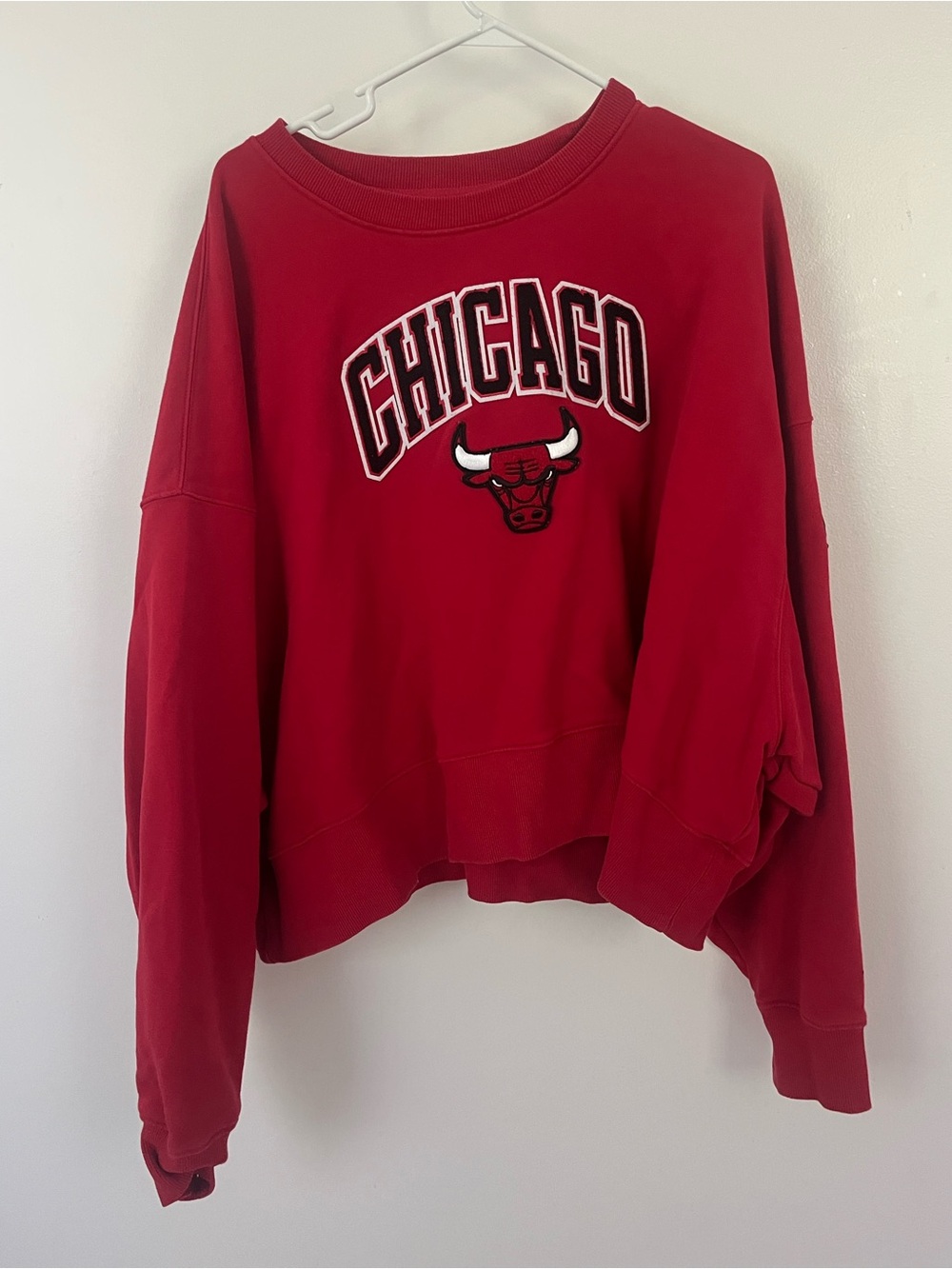 Chicago Red Women's Crewneck Sweatshirt with Bulls Logo